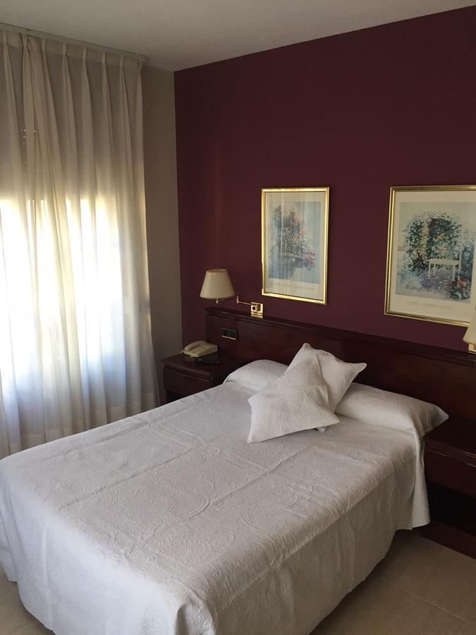 Hostal Santa Maria Какабелос Екстериор снимка
