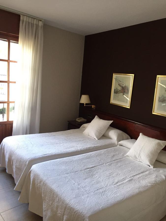 Hostal Santa Maria Какабелос Екстериор снимка