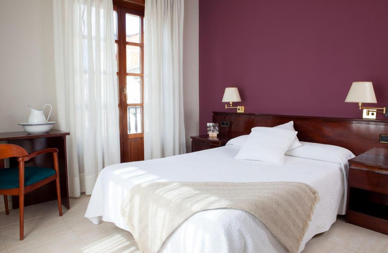 Hostal Santa Maria Какабелос Екстериор снимка