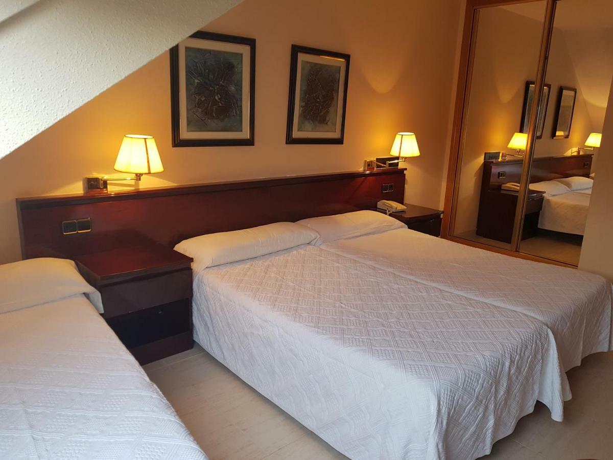 Hostal Santa Maria Какабелос Екстериор снимка